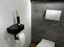 NIRAX WC Rolhouder – Toiletrolhouder - Zwart - RVS - Met Bakje Voor Vochtig Toiletpapier - Zonder Boren - Zelfklevend - Toilet Accessoires - Badkamer Accessoire - Toiletpapier Houder -Badkamer Wijs 1200x874 1