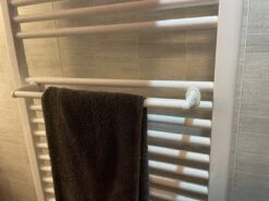 WillieJan Radiator Handdoeken Droog Rek 940W – Wit – 1 Stang – 36 Cm – Radiatorbevestiging – Zonder Boren -Badkamer Wijs 1200x900 58