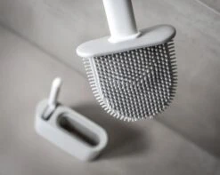 Lopoleis WC Borstel – Toiletborstel – Gesloten Bodem – WC Borstel Met Randreiniger – Siliconen – Grijs – WC Borstel Met Houder – Vrijstaand – Hangend – WC Borstel En Houder -Badkamer Wijs 1200x959 4