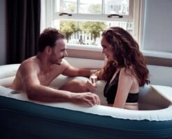 Tubble® Royale Opblaasbaar Ligbad - Blue Lagoon – Opvouwbaar Bad Voor Volwassenen Tot 188cm - IJsbad Wim Hof Methode - Zitbad - 255L -Badkamer Wijs 1200x972 2