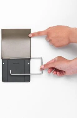 Brabantia ReNew WC Rolhouder - Met Klep - Platinum 20 Brabantia ReNew WC Rolhouder - Met Klep - Platinum -Badkamer Wijs 785x1200 1