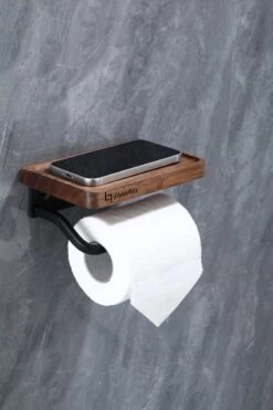 Lopoleis WC Rolhouder – WC-rolhouder – Luxe Toiletrolhouder Walnoothout – Zwart – Zelfklevend – WC Rolhouder Zonder Boren – Toiletrolhouder Met Plankje – WC Rolhouder Zwart – Badkamer Accessoires -Badkamer Wijs 800x1200 17