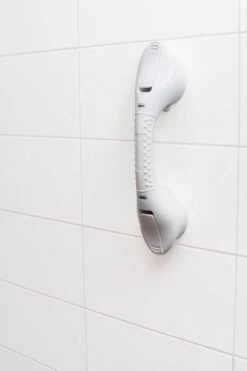 VITILITY Quick Mobile Rail - Wandbeugel Met Zuignappen - Zonder Boren - 40 Cm - Wit - Veiligheidsgreep 28 VITILITY Quick Mobile Rail - Wandbeugel Met Zuignappen - Zonder Boren - 40 Cm - Wit - Veiligheidsgreep -Badkamer Wijs 800x1200 2