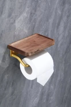 Lopoleis WC Rolhouder – Luxe Toiletrolhouder Walnoothout – Goud – Zelfklevend – WC Rolhouder Zonder Boren – Toiletrolhouder Met Plankje – WC Rolhouder Goud – Badkamer Accessoires -Badkamer Wijs 800x1200 30