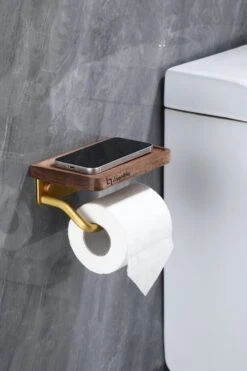Lopoleis WC Rolhouder – Luxe Toiletrolhouder Walnoothout – Goud – Zelfklevend – WC Rolhouder Zonder Boren – Toiletrolhouder Met Plankje – WC Rolhouder Goud – Badkamer Accessoires -Badkamer Wijs 800x1200 31