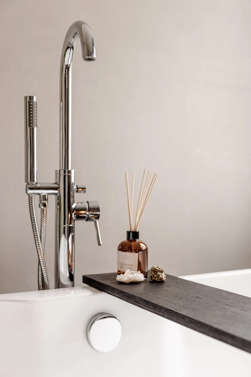 Luxe Badplank Zwart 85 Cm - Badplank Voor In Bad - Eiken Hout - Sterk En Duurzaam Materiaal - Massief Eikenhout - Badrek Zwart 7 Luxe Badplank Zwart 85 Cm - Badplank Voor In Bad - Eiken Hout - Sterk En Duurzaam Materiaal - Massief Eikenhout - Badrek Zwart - Afbeelding 5