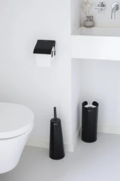 Brabantia ReNew WC Rolhouder - Met Klep - Matt Black -Badkamer Wijs 800x1200 7
