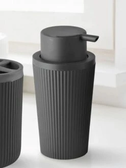 Badkamer Set - 5 Accessoires - Tandenborstelhouder - Zeepdispenser - WC Borstel - Zeepbakje - ZWART - Kayslus -Badkamer Wijs 897x1200 1