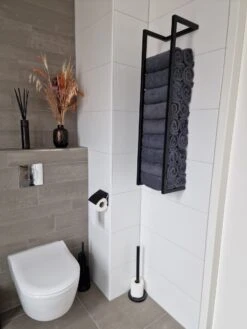 SaniDreams Carbon Handdoekenrek L Zwart - Staal - 90x25x20cm 21 SaniDreams Carbon Handdoekenrek L Zwart - Staal - 90x25x20cm -Badkamer Wijs 900x1200 16