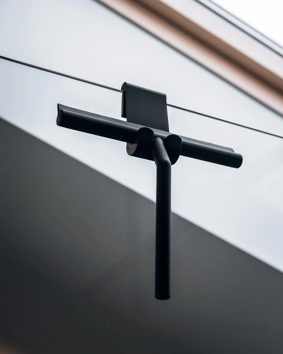 Douchewisser Zwart Met Ophangsysteem- Badkamer Accessoires- Raamwisser- Trekker Douche- Silicone- 21cm X 16cm 8 Douchewisser Zwart Met Ophangsysteem- Badkamer Accessoires- Raamwisser- Trekker Douche- Silicone- 21cm X 16cm - Afbeelding 6