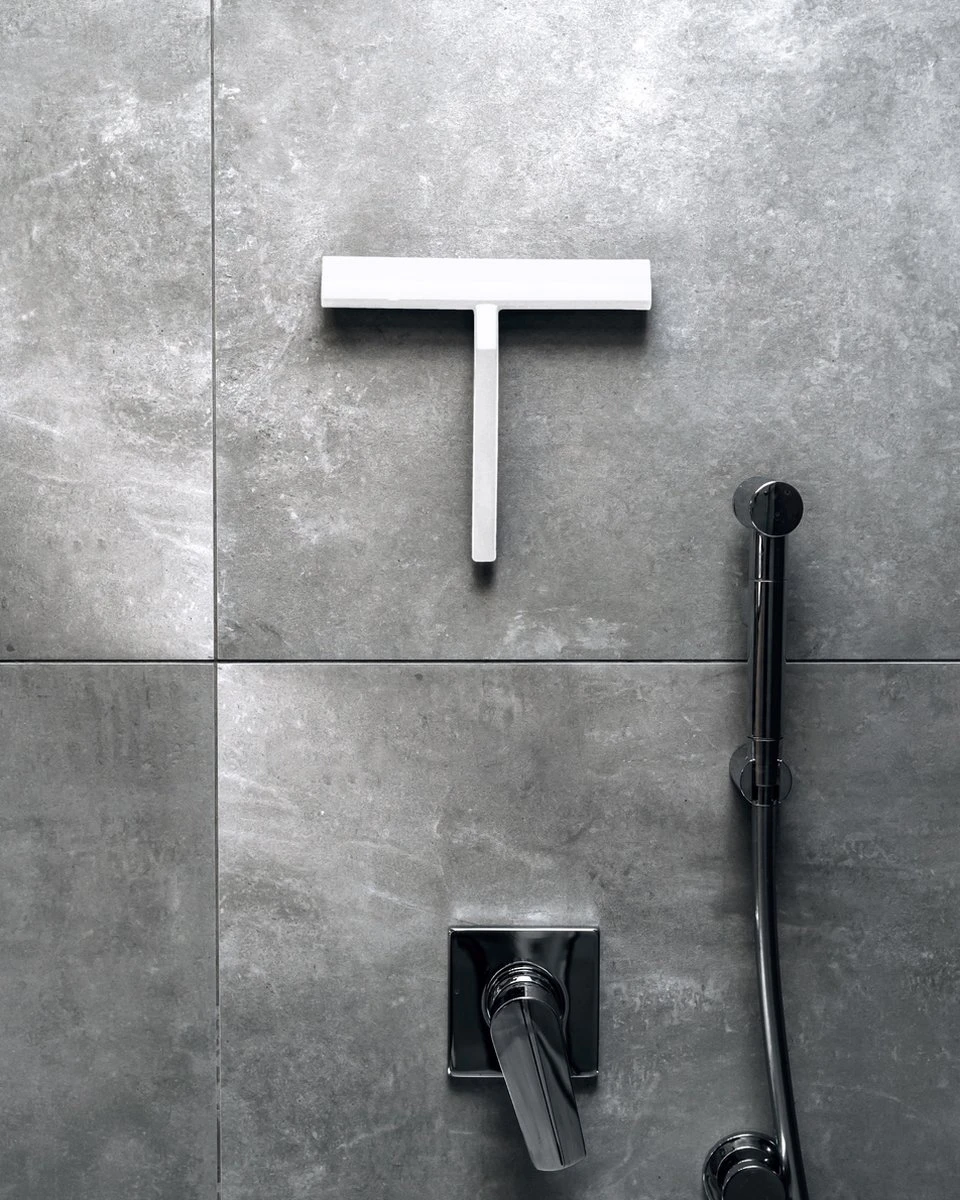 Douchewisser Wit Met Magneetstrip - Badkamer Accessoires - Raamwisser - Trekker Douche - Silicone - 21cm X 20cm 7 Douchewisser Wit Met Magneetstrip - Badkamer Accessoires - Raamwisser - Trekker Douche - Silicone - 21cm X 20cm - Afbeelding 5