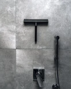 Douchewisser Zwart Met Magneetstrip - Badkamer Accessoires - Raamwisser - Trekker Douche - Silicone - 21cm X 20cm 19 Douchewisser Zwart Met Magneetstrip - Badkamer Accessoires - Raamwisser - Trekker Douche - Silicone - 21cm X 20cm -Badkamer Wijs 960x1200 17